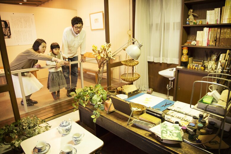 「ちひろのアトリエ」は、ちひろのアトリエを部屋ごと復元し、人間・ちひろに出会える空間に（撮影／大槻志穂）