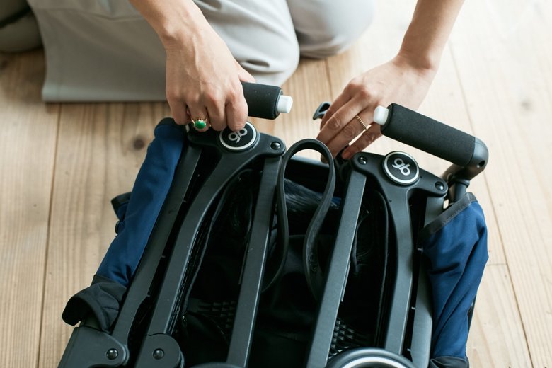 ▲たたんだ状態のサイズ感はもちろん、ベビーカーを折りたたむのに何アクション必要なのかもチェックを。
毎日の事なので、忙しいママには大切なポイントです。