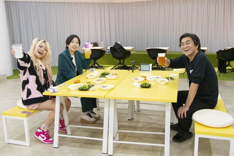 2023年、音声コンテンツ『酒と話と徳井と芸人』の収録で、第7回女芸人No.1決定戦 THE W準優勝エルフと乾杯（出典／FANYマガジン）