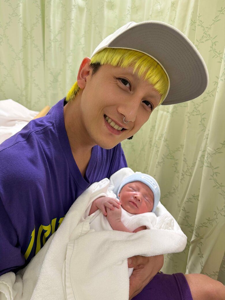 「優しいパパの顔」生後まもない息子さんを抱っこするNosukeさん