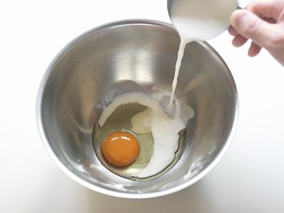 ボウルに卵、牛乳を入れ、泡立て器でよく混ぜる。