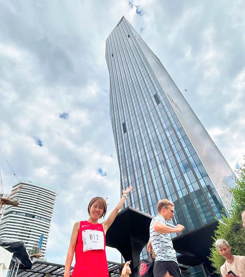 オーストラリア・ウィーンの超高層ビル、DC（ドナウシティー）タワーでのレース後にパシャリ！