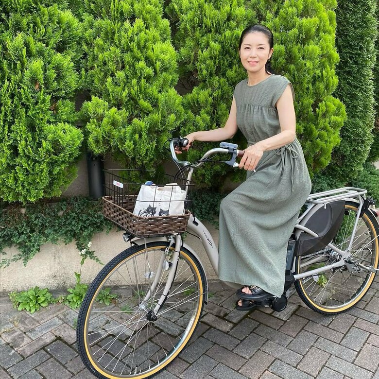 自転車かごに愛猫のマルオとオレオが描かれているバックをのせて