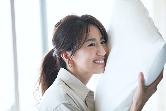 PROFILE　東原亜希さん 1982年生まれ、神奈川県・横須賀市出身。モデル、タレント。そのほか、個人として株式会社Motherを設立し、ママ目線でアパレルやスキンケア、食品など様々な商品のプロデュースを行う。私生活では2008年に柔道家の井上康生さんと結婚、翌年イギリスに留学し、第１子の女の子を出産。さらにその翌年第2子の男の子、さらに2015年には女の子の双子を出産し、4児のママとして子育てに奮闘中。