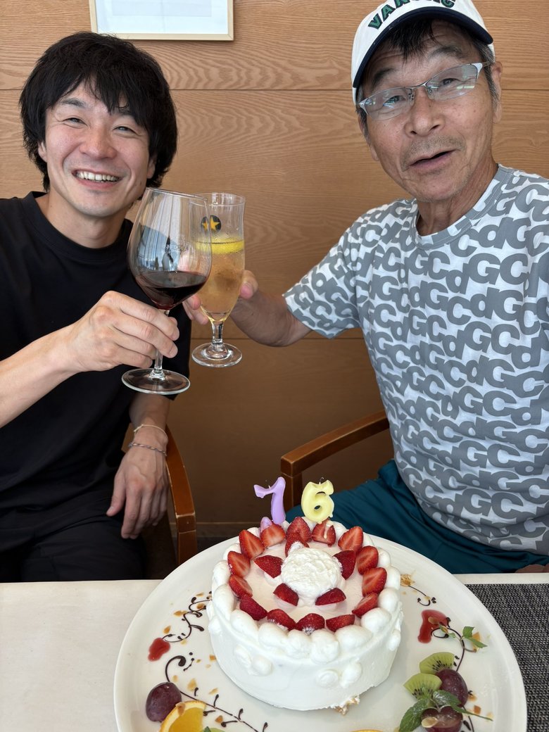 76歳の誕生日に息子と乾杯！