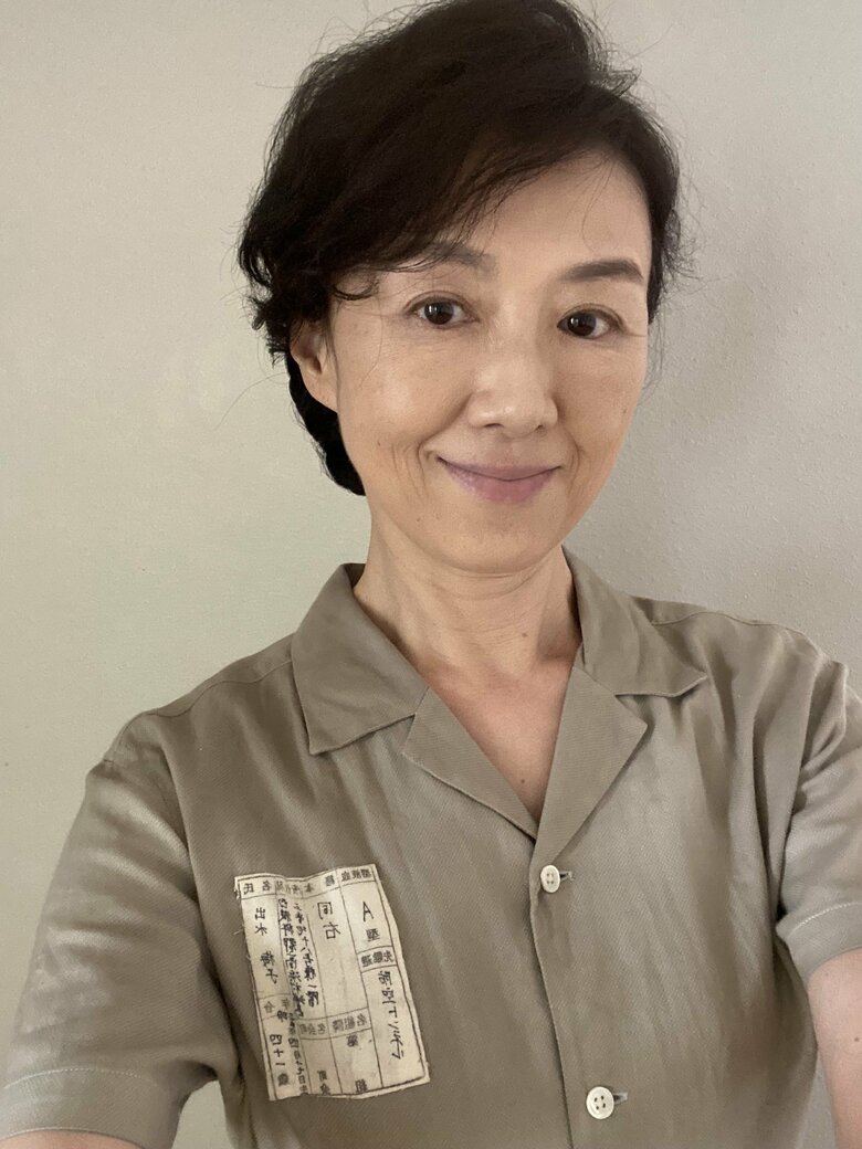 ドラマ『海に眠るダイヤモンド』（2024）には主人公の母親役として出演。テキパキ動くしっかり者の女性を好演した