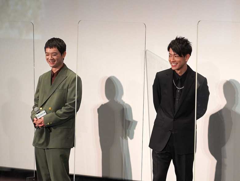 細田監督のコメントに笑顔を浮かべる佐藤さん、染谷さん