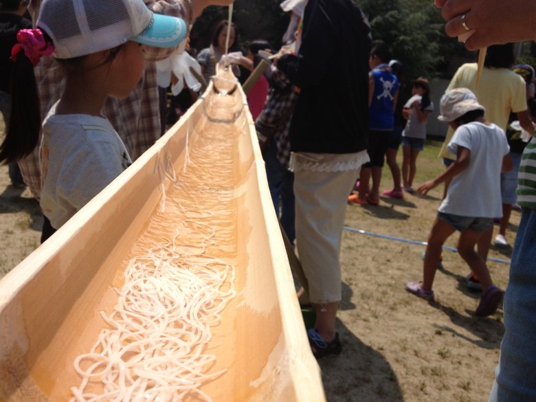 暑い日に涼を加えてくれる流しそうめん