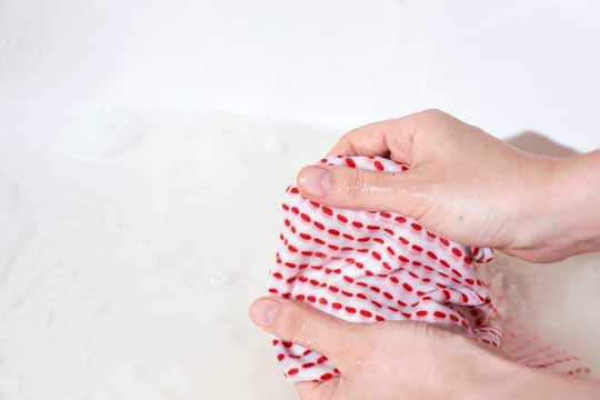 ウタマロリキッドの使い方3もみ洗いする