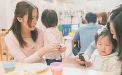 「子育てサロン」とはどんな場所？いつから行ける？