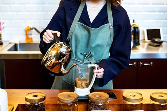 挽いたまめにお湯を注いでいるところ