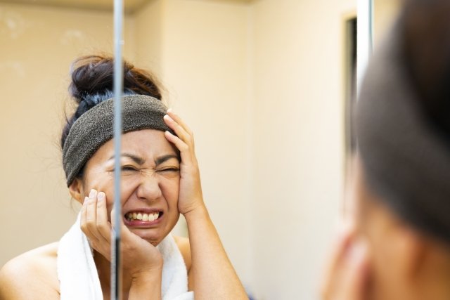 まぶたのエクササイズを行う女性の画像