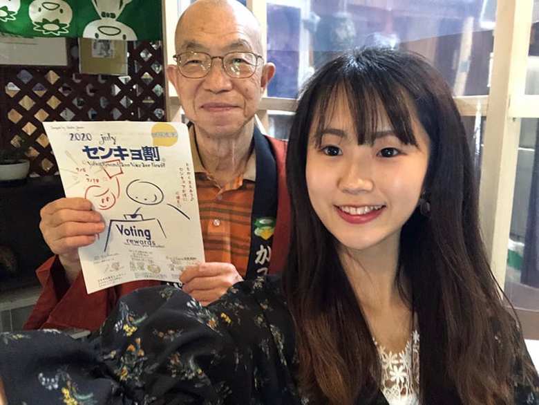 箱根の店舗を回る小嶋さん