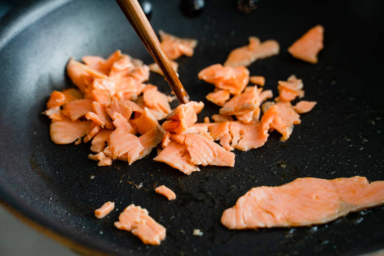 スモークサーモンを炒める