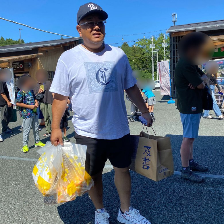 2025年お盆に帰省した時の伊達さんお土産をたくさん抱えて