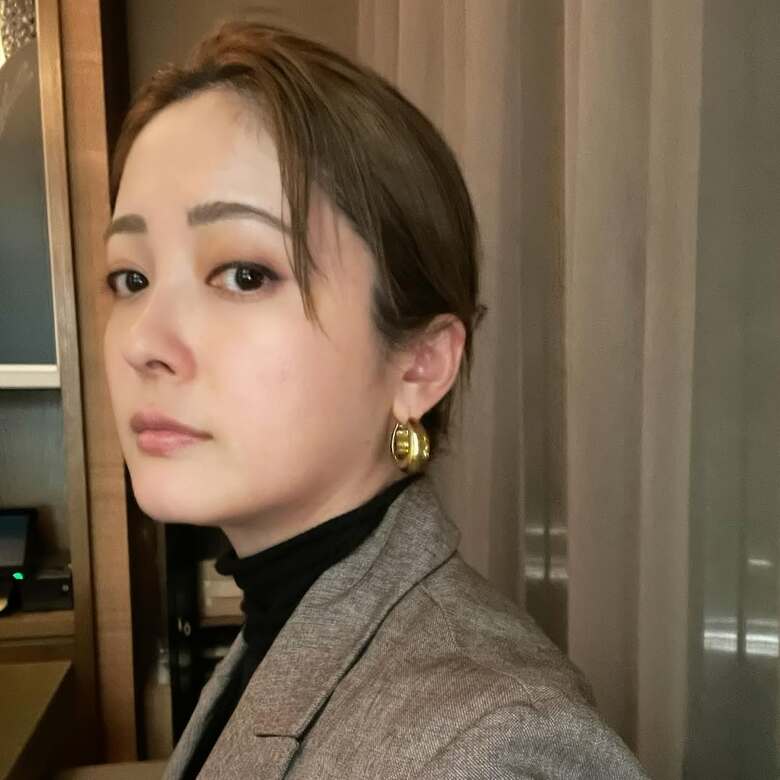 シックなジャケットコーデがお似合いの平山あやさん