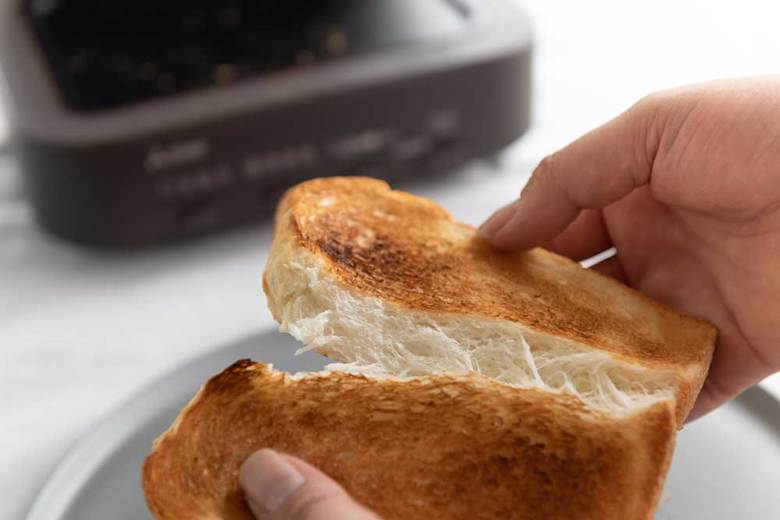 ▲トーストを割るだけで、これまでのトースターで焼いたときとの違いがわかる