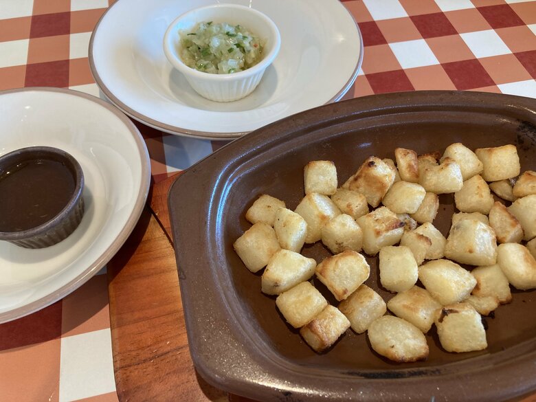 カリッとポテト（右のお皿）を野菜ペースト（上のお皿）と醤油ベースのガルムソース（左のお皿）で味に変化を