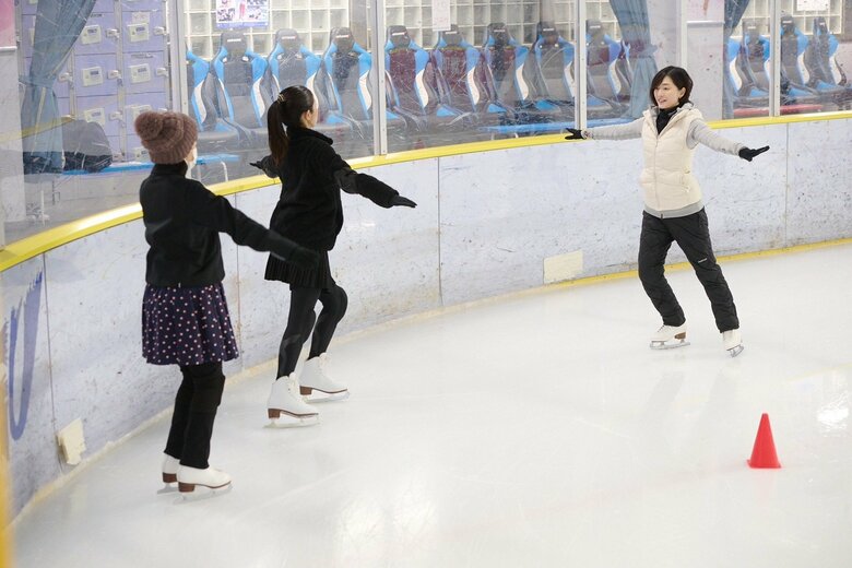 2019年から明治神宮外苑アイススケート場でインストラクターとしてスケートの指導をしている八木沼さん