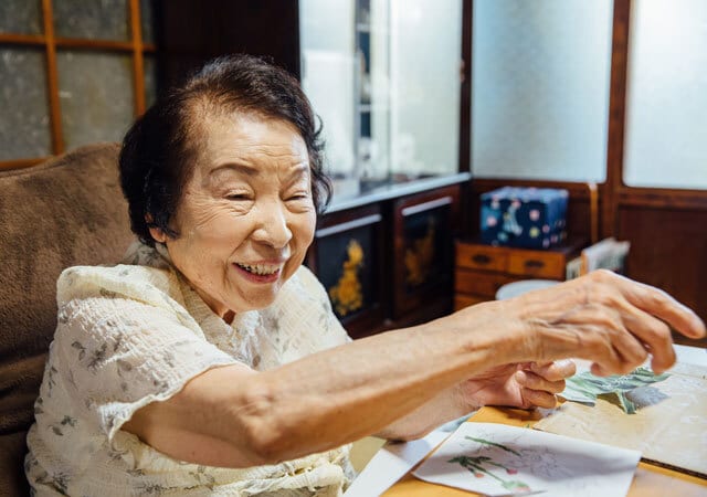 長女の幸子さんの勧めで新聞ちぎり絵にのめり込んだセツさん（撮影：佐伯慎亮）