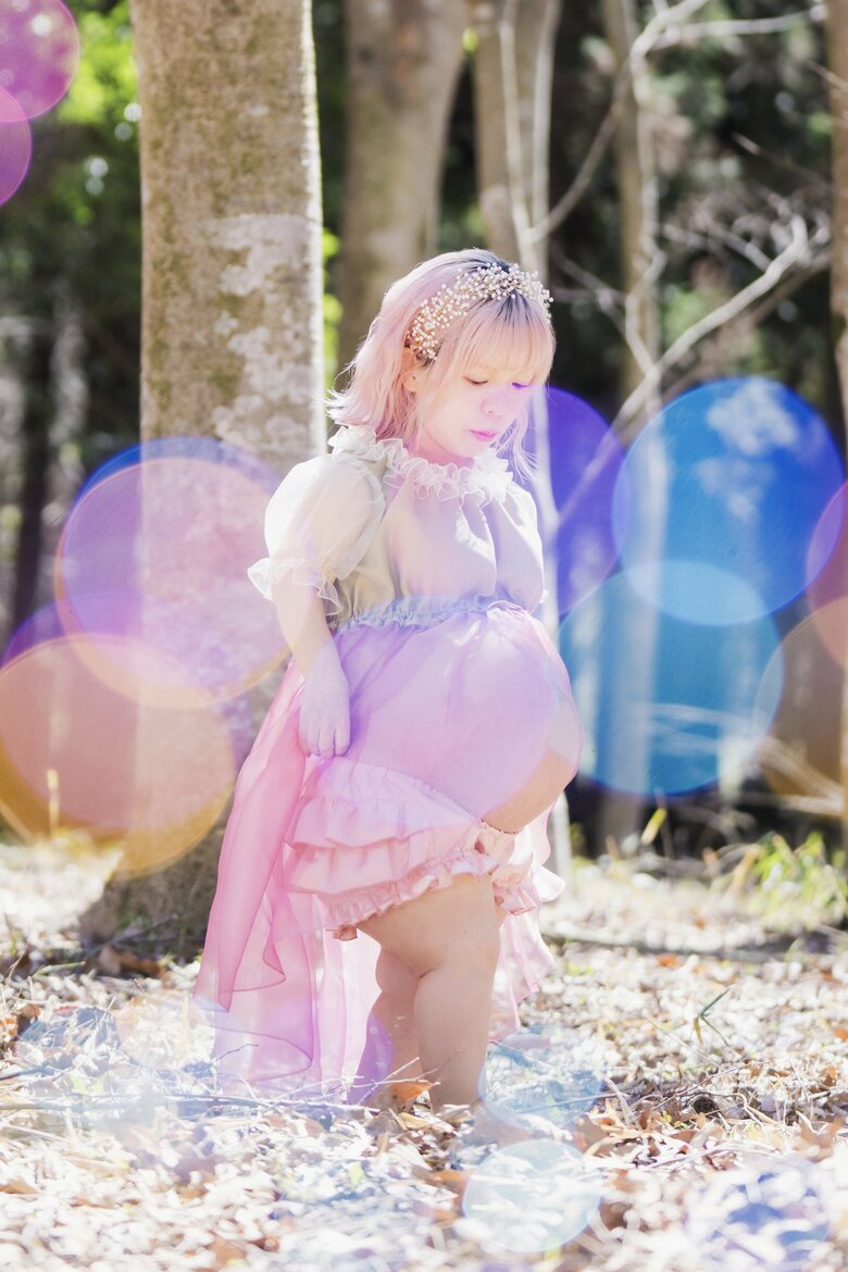 この小さな体で大きなおなかの姿を残しておこうと撮ったマタニティフォト