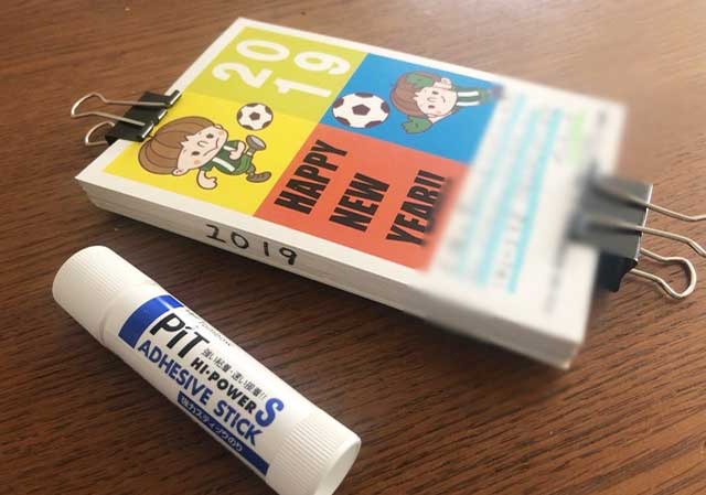 端を揃えダブルクリップで留めて糊付け。乾くと文庫本のようになりますので、年数を書いてそのまま本棚へ。