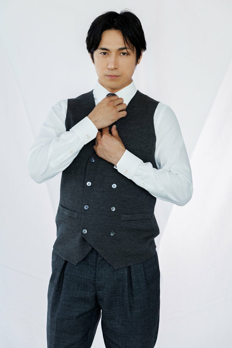 ダブルボタンのジレがおしゃれで、よりセクシーな雰囲気に