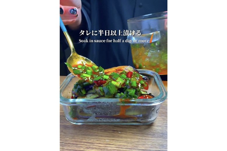 【作り方10】なすにたれをかけて半日以上つけたら完成