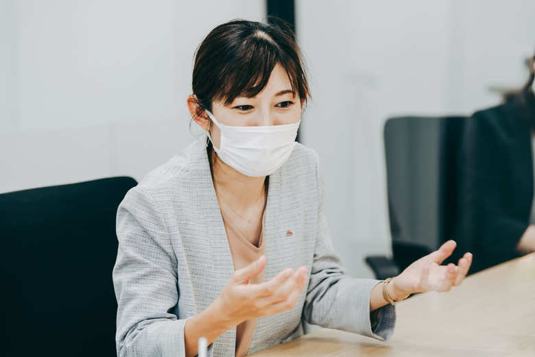 依田恵さん／森永乳業株式会社コーポレート本部人財部人財開発グループリーダー。2008年入社後、工場での品質管理、食品総合研究所（現・食品開発研究所）にてデザート製品の研究・開発を担当する。産休・育休を経て14年復職。広報部(現広報IR部)にて社内報の編集などを担当し、2度目の産休・育休を経て19年人財部に異動。現在はキャリア（中途）採用を担当する。