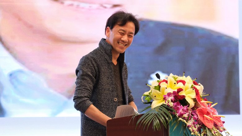 講演の際、当事者の人たちと朗らかな笑顔で接する丹野さん