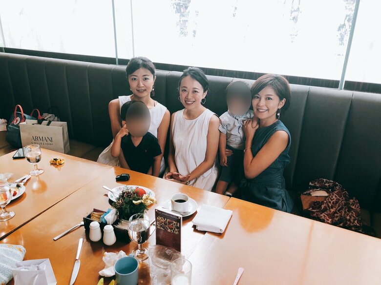 シンガポールで出会ったママ友たちと中野さん（写真右）。今でも連絡を取り合う仲だという