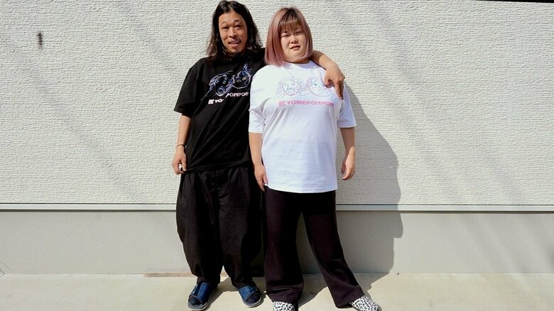 お揃いのオリジナルTシャツ姿で並ぶ、ヨメポンポンのつばささんとかなみさん