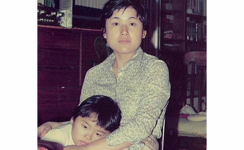 坂東さんは出産後も仕事を続けた（写真は坂東さんと長女）