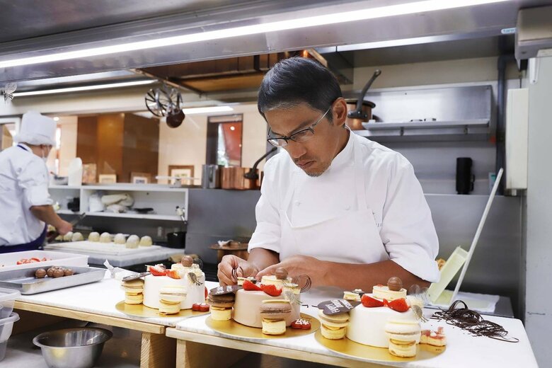 バースデーケーキを作成中の安食さん