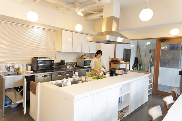 鎌倉にある料理教室は室内が明るい色調で道路に面した壁もガラス張りで開放感たっぷり