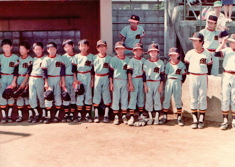 小学校時代は野球少年でした（前列右から4番目）