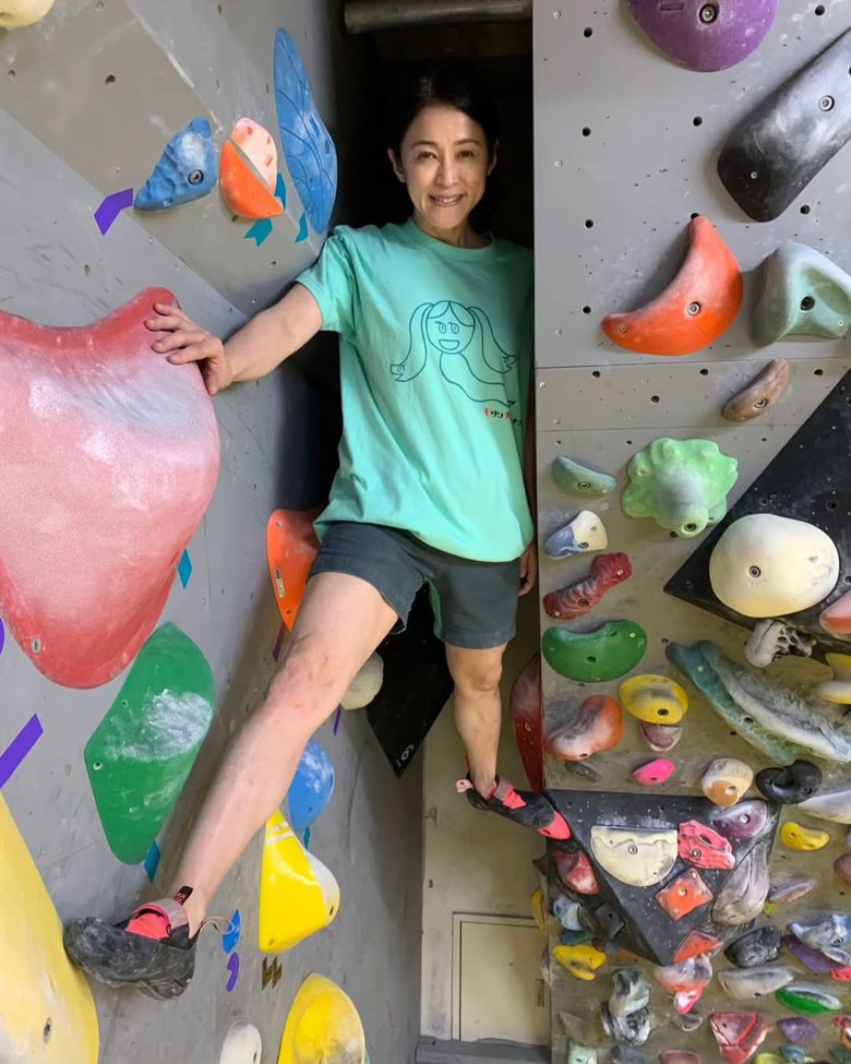 笑顔で壁を登る濱田さん（「モダンチョキチョキズ」公式Instagramより）