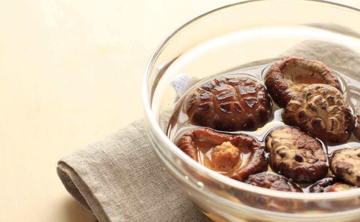 冷やす温度が大事！干ししいたけの旨味を逃さない“戻し方”とは