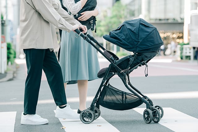 夫婦で買い物にでかけるイメージ