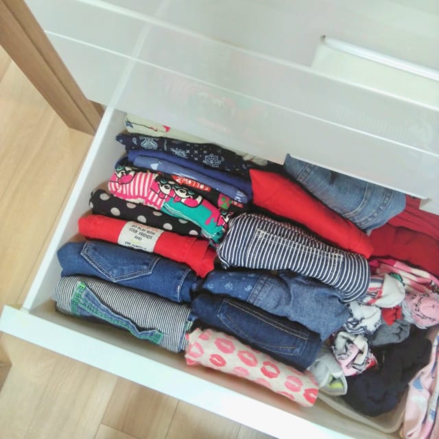 引き出しに立てて入れた子供服