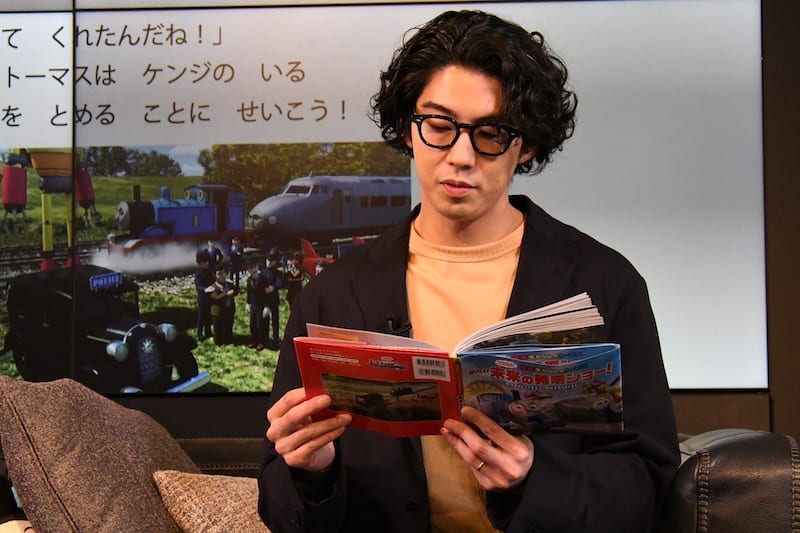 『映画 きかんしゃトーマス おいでよ!未来の発明ショー!』に出演した賀来賢人さん