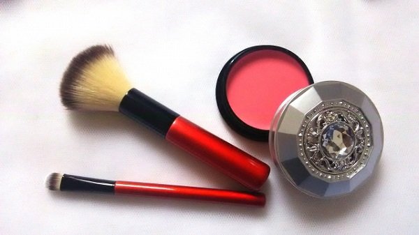 キレイなメイクブラシとチークの画像