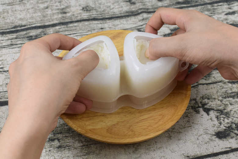 セリアのおすすめキッチン用品「おにぎりなるほど押し型三角」のアップ画像