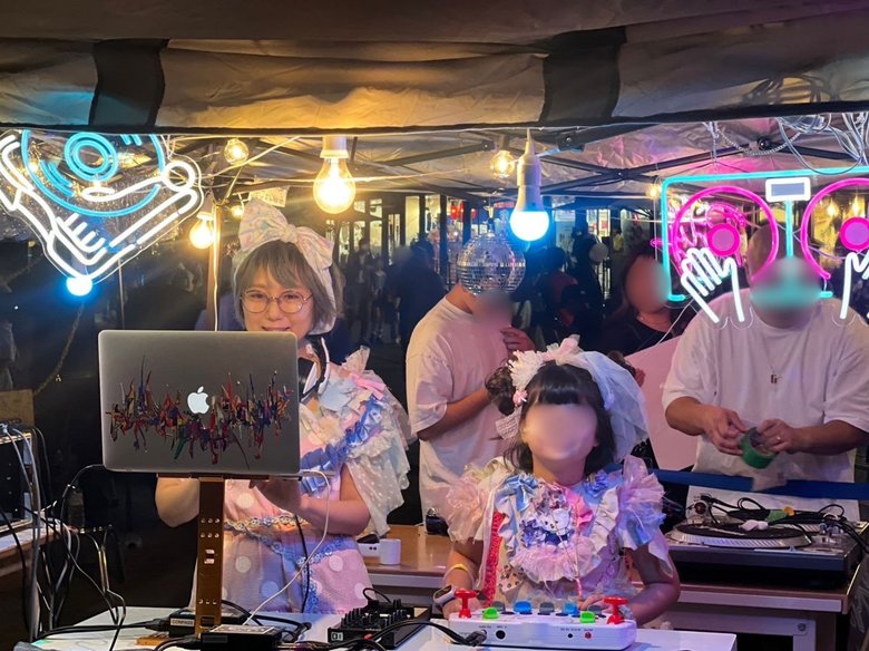 8歳の娘さんと一緒にDJ活動をするジュリワタイさん。以前から子どもと遊ぶことが夢だったそう