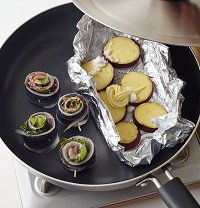 [２品同時加熱]
サラダ油少々(分量外)を熱したフライパンにさんまとさつまいもを並べ、ふたをして中火で約4分、蒸し焼きにする。さんまの上下を返して、さらに中火で約3分、蒸し焼きにする。火を止めて、さつまいもにしょうゆをかける。