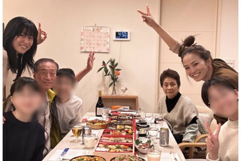 実家で過ごした今年のお正月。お酒好きの父も一緒に（Instagramより）