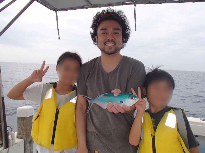 「ターコイズブルーの魚が美しい！」沖縄で子どもたちと釣りを楽しむパパイヤ鈴木さん（写真：パパイヤ鈴木）