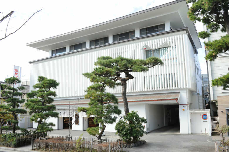 2019年に改装された豊島屋の本店