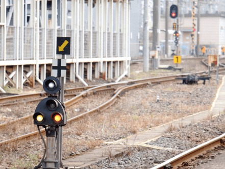 ▲列車が停止する位置の限界を示す「列車停止標識」。白と黒が逆なのは「車両停止標識」