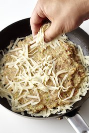 残りの皮をのせ、上から指で押しつける。